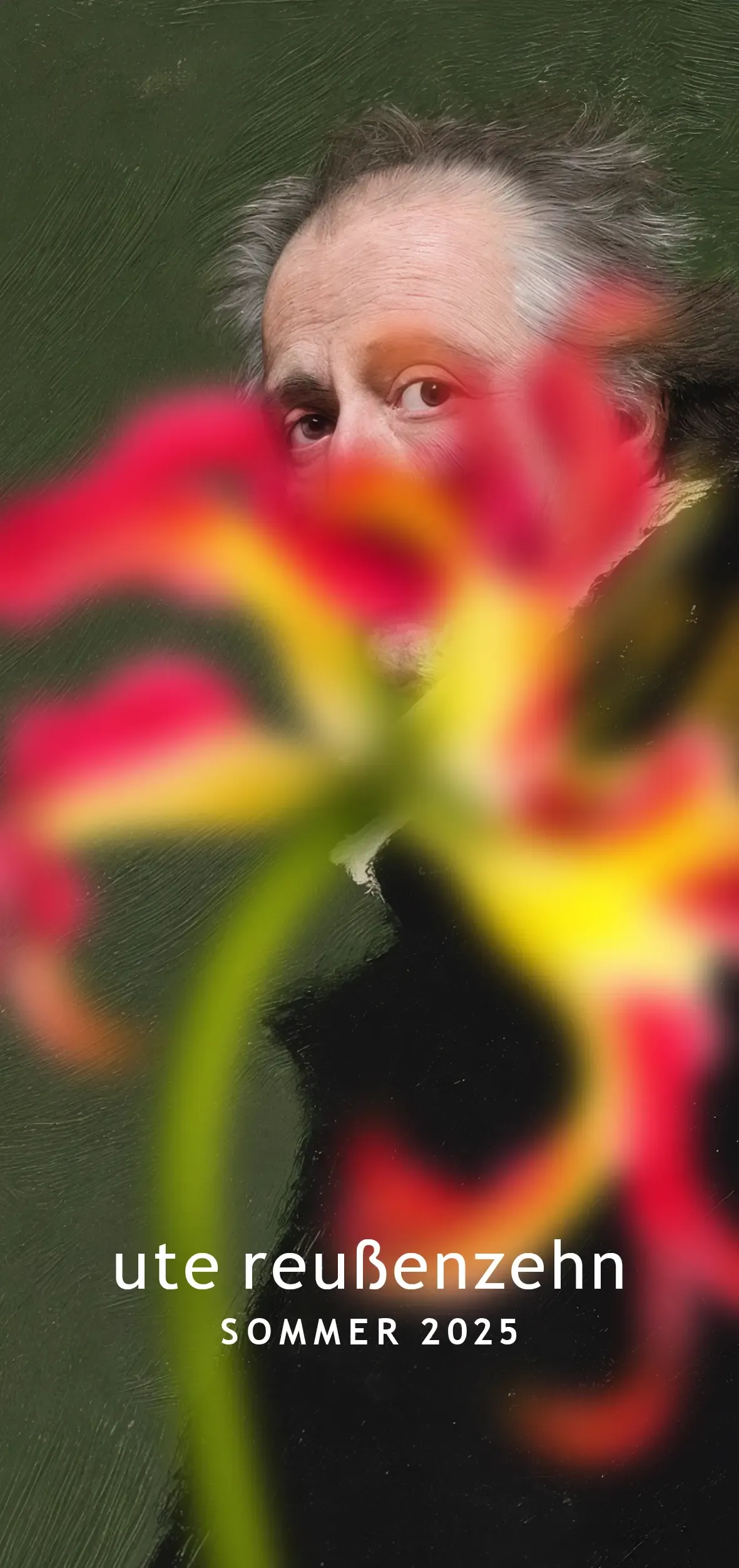 Hochformatiges Motiv mit sichtbarer Pinselstrichstruktur: Das Gesicht eines älteren Mannes mit grauem, zerzaustem Haar schaut über eine großformatige rot-gelbe Blüte im Vordergrund hinweg vor dunkelgrünem Hintergrund; unten die Schriftzüge „ute reußenzehn“ und „SOMMER 2025“ in weißer Schrift.
