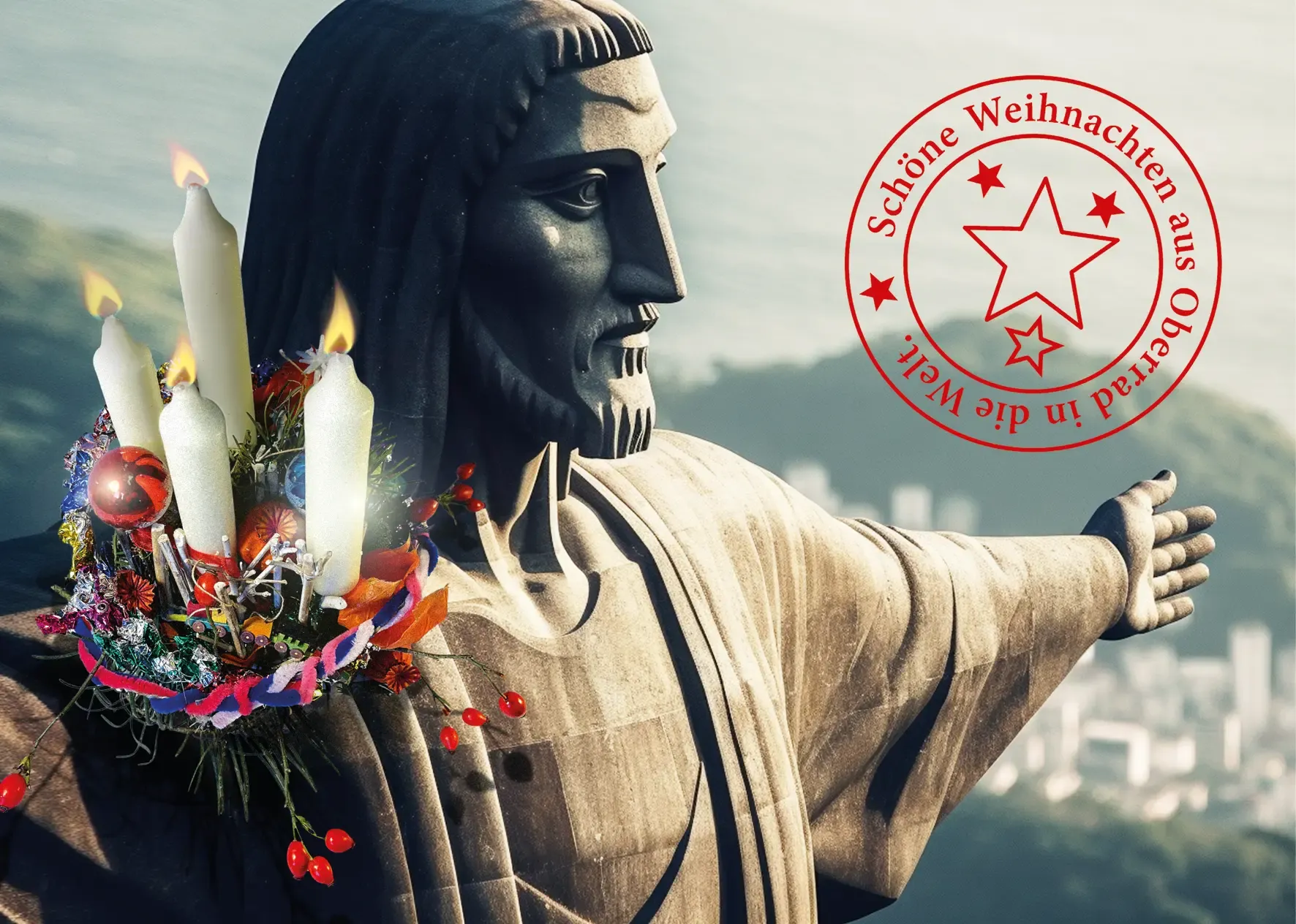 Profilansicht der Christus-Statue von Rio de Janeiro mit ausgestrecktem Arm, auf dessen Schulter ein bunt geschmückter Adventskranz mit vier brennenden Kerzen liegt, oben rechts ein roter Rundstempel mit Sternen und dem Text „Schöne Weihnachten aus Oberrad in die Welt.“