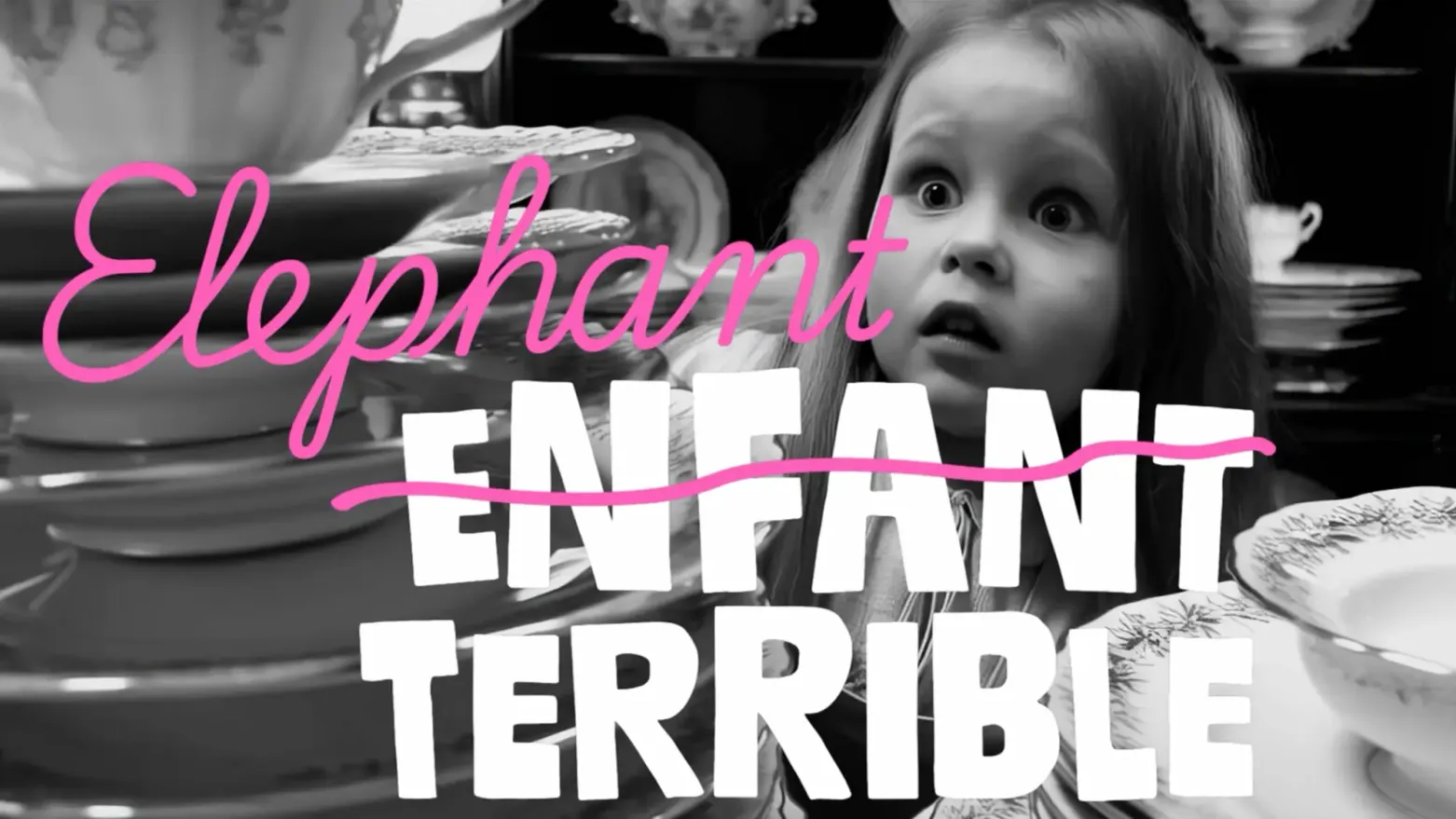 Schwarz-weißes Foto eines Mädchens mit erstauntem Blick zwischen gestapeltem Porzellangeschirr, überlagert mit dem Schriftzug „Elephant“ in pinker Schreibschrift und „ENFANT TERRIBLE“ in weißen Großbuchstaben, wobei „ENFANT“ pink durchgestrichen ist.